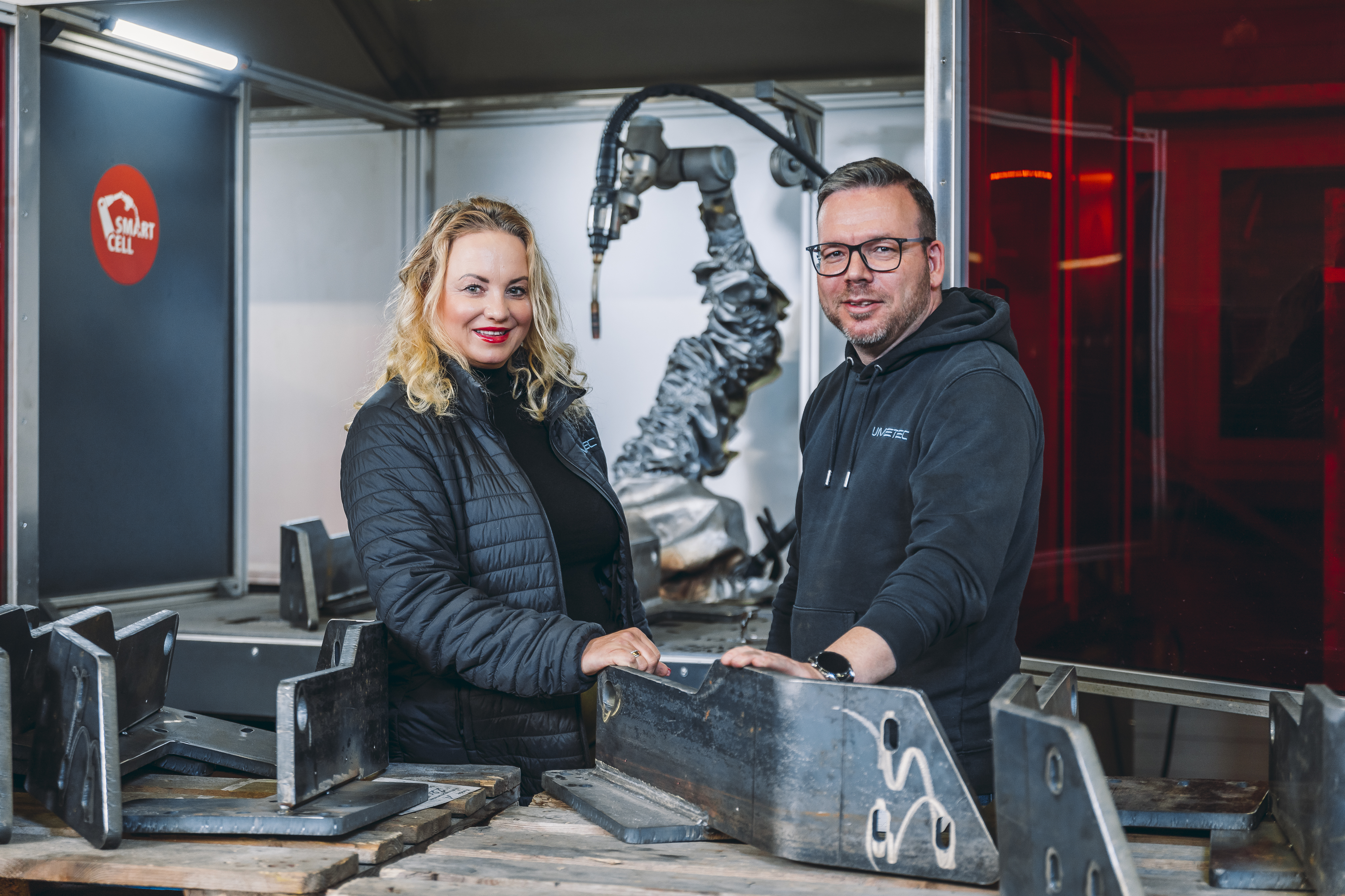 Alexandra Walter (CEO) und Tony Meyer (Fertigungsleiter)